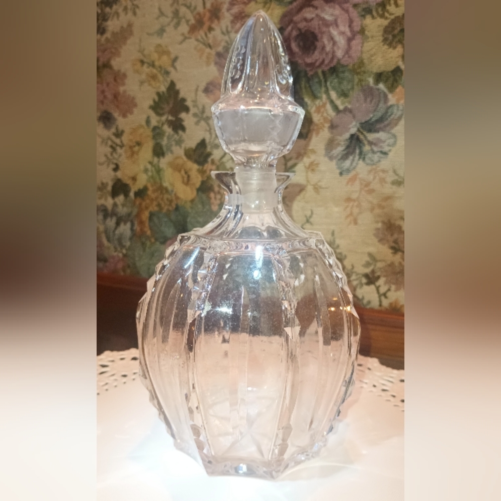 Vintage decanter 🥀 absolutely stunning!!